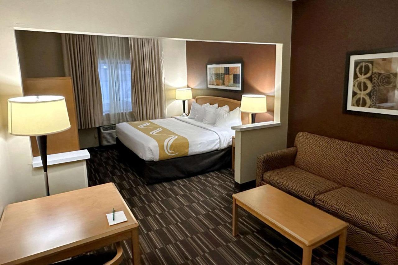 Quality Suites Near West Acres Fargo Extérieur photo